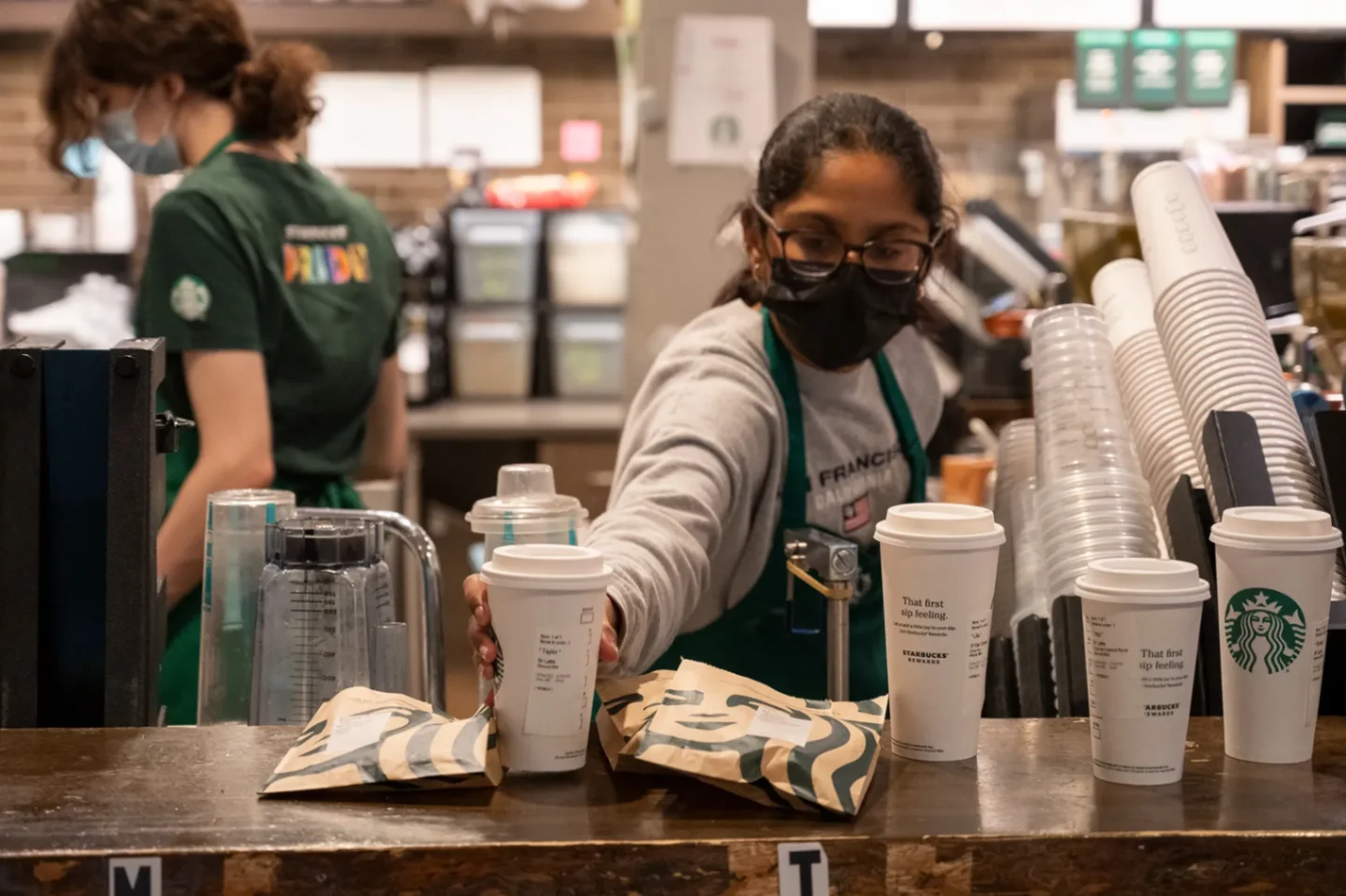 Descubre Oportunidades de Empleo en Starbucks - Aprende Cómo Aplicar